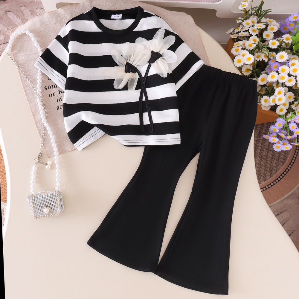 Monochrome Suit Set - ชุดเสื้อยืดลายทางขาวดำสำหรับเด็กมาใหม่ เสื้อแขนสั้นลายดอกไม้สามมิติ กางเกงขาบานสำหรับเด็กชายและเด็กหญิง ชุดลำลอง