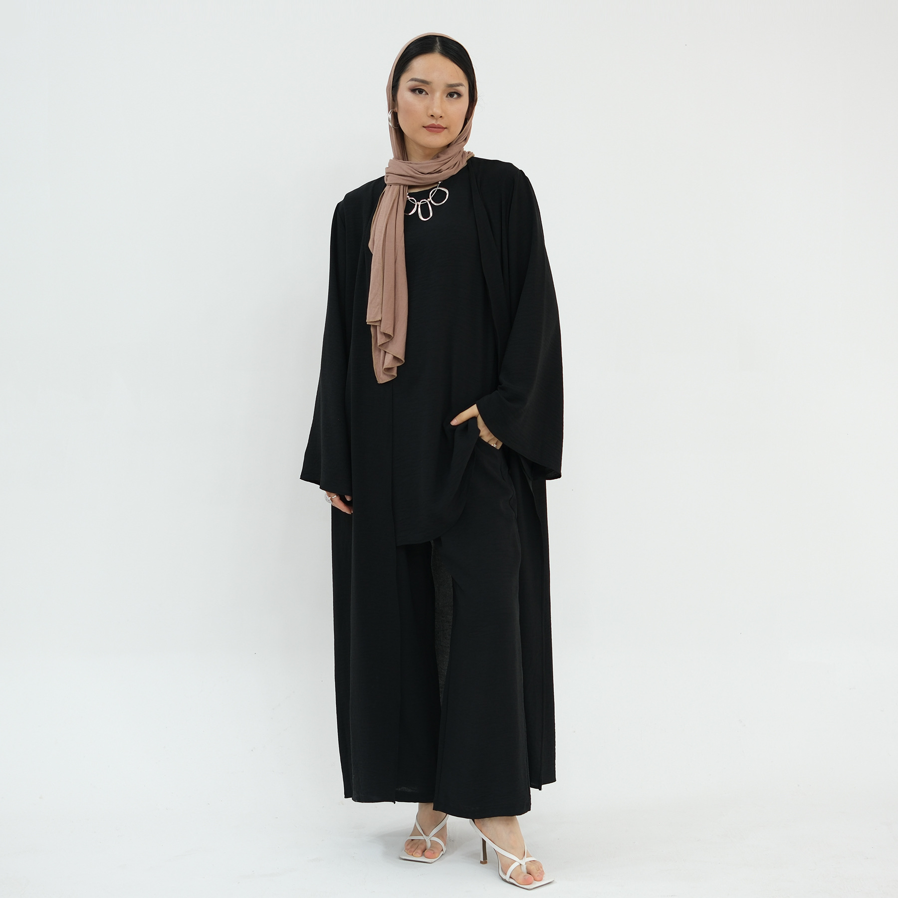 ชุดสูทสามชิ้นสีโมโนโครมสไตล์ร่ - Monochrome Suit Set บทวิจารณ์และราคา