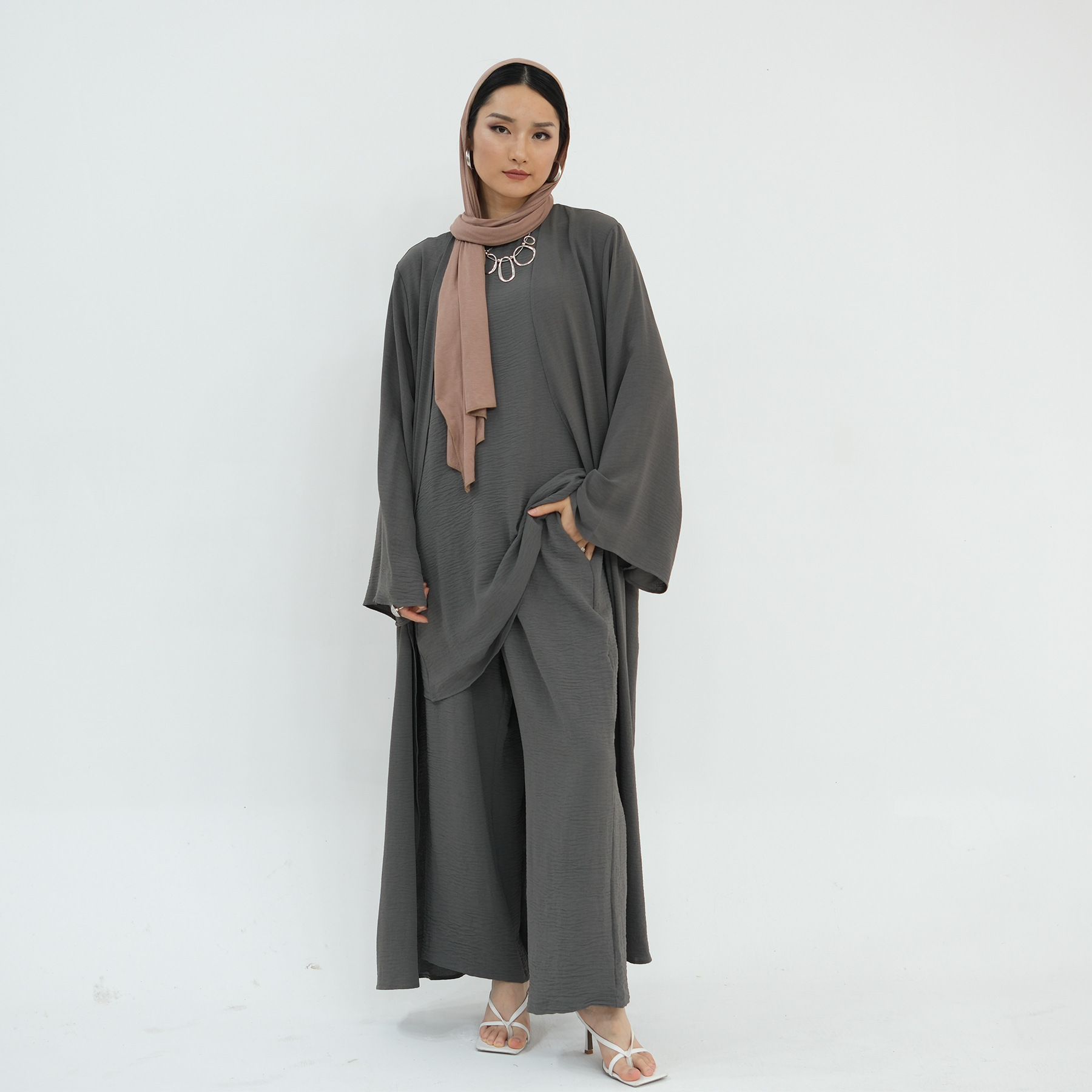 ชุดสูทสามชิ้นสีโมโนโครมสไตล์ร่ - Monochrome Suit Set บทวิจารณ์และราคา